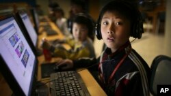 북한 태양절 참관을 위해 초청 받은 외국 언론인들이 지난 17일 평양 과학기술 단지를 방문한 가운데, 컴퓨터를 하고 있던 학생이 취재진에게 눈을 돌리고 있다. 