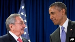 Presiden AS Barack Obama dan Presiden Kuba Raul Castro dalam pertemuan di markas PBB di New York, September 2015. (AP/Andrew Harnik)