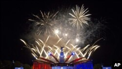 Kembang api raksasa menghiasi langit London, menandai berakhirnya puncak perayaan 'Diamond Jubilee' Ratu Inggris, Elizabeth II (5/6).