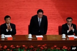 2012年5月周永康（中）、李克强和刘云山（左）在庆祝中国共青团成立90周年大会上被一一介绍。负责中共宣传工作的刘云山是央视的上司。何清涟表示，前“政法王”周永康在央视拥有数位情人