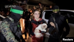 2023年11月28日公布的视频截图显示，一名10月7日被哈马斯绑架的人质被移交给国际红十字委员会人员。