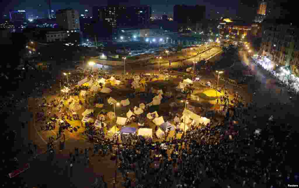 2012年11月25日，开罗解放广场支起了帐篷，抗议者和活动人士继续静坐。