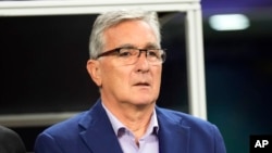 资料照：2024年1月16日星期二，在卡塔尔多哈哈利法国际体育场举行的亚洲杯F组足球赛中，布兰科·伊万科维奇站在替补席上观看沙特阿拉伯对阿曼的比赛。（美联社）