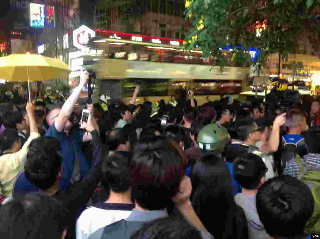 上千港人连续第四晚在旺角聚集争真普选(美国之音海彦拍摄)