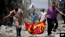 가자지구 북부 시자이야 구역의 팔레스타인 주민들이 20일, 이스라엘군의 공격을 피해 백기를 들고 피신하고 있다. 