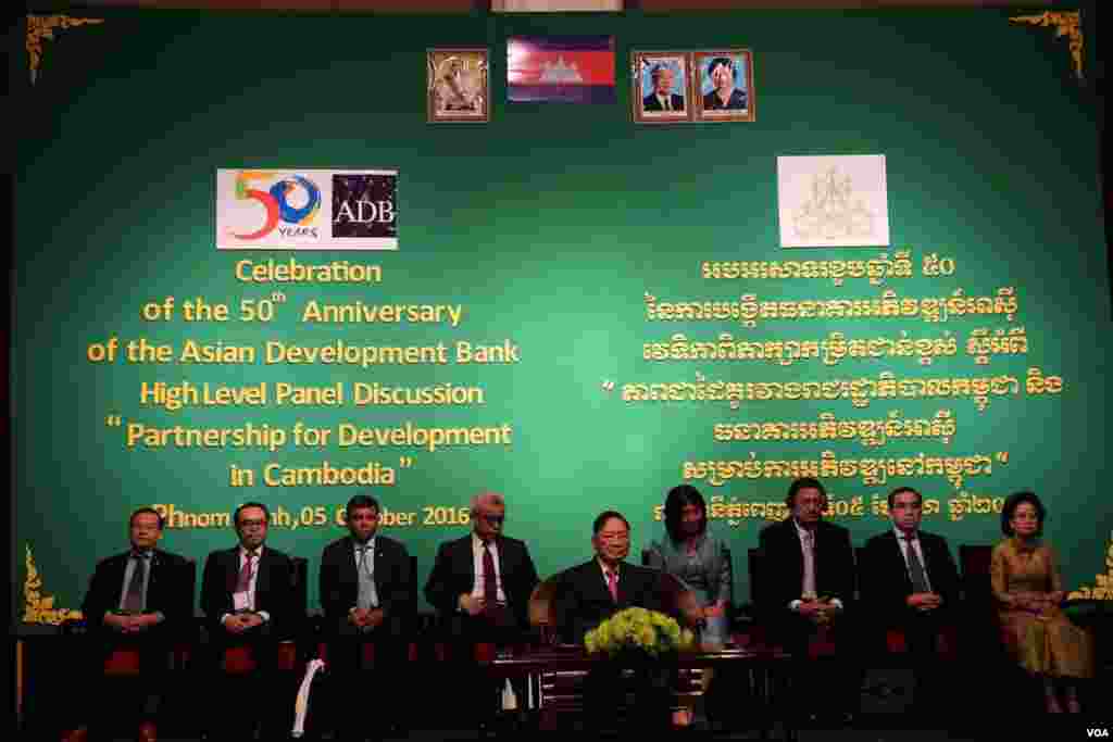 ឯកឧត្តម​ គាត​ ឈន់ ចូល​រួម​ជា​ប្រធាន​កិត្តិយស​ក្នុង​កម្មវិធីខួប​គម្រប់​៥០ឆ្នាំ និង​វេទិកា​ពិភាក្សា​កម្រិត​ជាន់​ខ្ពស់​របស់​ធនាគារ​អភិវឌ្ឍ​អាស៊ី​ (ADB)​ នៅ​សណ្ឋាគារ​សូហ្វ៊ី​តែល​ភ្នំ​ពេញ​ភូគីត្រា កាល​ពី​ថ្ងៃ​ទី ០៥ តុលា ២០១៦។ (ទុំ ម្លិះ/VOA)
