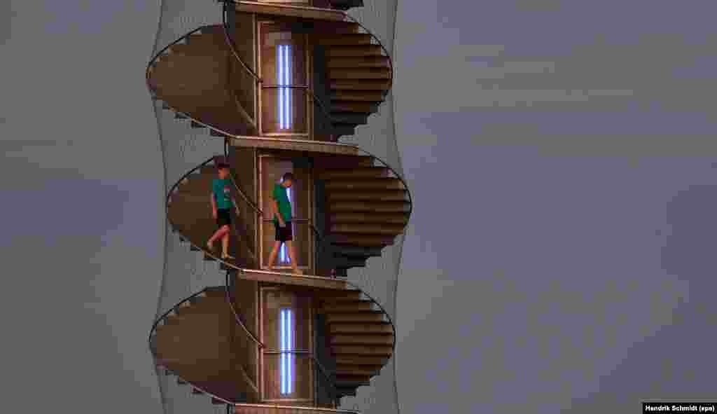 អ្នក​ទេសចរ​ដើរ​ចុះ​ពី​អគារ &laquo;Pegelturm GroBer Goitzschesee&raquo; ជិត​ក្រុង Bitterfeld ប្រទេស​អាល្លឺម៉ង់ កាល​ពី​ថ្ងៃ​ទី២៦ ខែ​មិថុនា ឆ្នាំ​២០១៦។