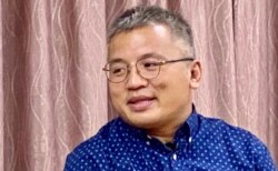 香港记者协会主席陈朗升表示，《端传媒》将总部迁往新加坡，当中可能有关于财务的原因， 不过，他认为国安法之下，在香港评论中港两地时政的自由度，可能比新加坡更狭窄 (美国之音/汤惠芸)