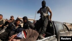 지난 26일 이라크 모술에서 정부군 특수부대가 수니파 무장단체 ISIL 일원으로 추정되는 남성을 체포했다.