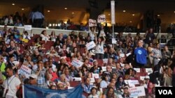 Delegates listen to speakers on the first night of the DNC (Photo: A. Shaker/VOA)