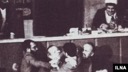 لبخند هاشمی در زمان حمله نمایندگان حزب جمهوری اسلامی به نمایندگان نهضت آزادی