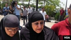 La famille de Mohamed l'un des passagers égyptiens du vol d'EgyptAir A320 au Caire, en Egypte, le 19 mai 2016. (VOA/Hamada Elrasam)