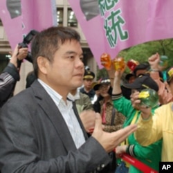 民进党发言人庄瑞雄和民进党支持者