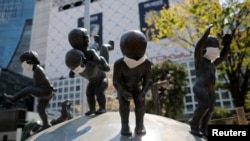 2020年4月，日本政府曾因新冠病毒蔓延宣布东京进入紧急状态。图为东京街头塑像被戴上口罩。（2020年4月8日）