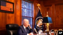 Presiden AS Joe Biden berbicara dengan Presiden Rusia Vladimir Putin melalui telepon dari kediaman pribadinya di Delaware, pada 30 Desember 2021. (Foto: The White House via AP/Adam Schultz)