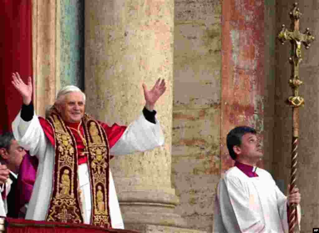 2005年4月19日 刚当选教皇的本笃16世从梵蒂冈中心露台向信众挥手致意