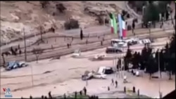 واژگونی چندین خودرو بر اثر وقوع سیل در دروازه قرآن شهر شیراز