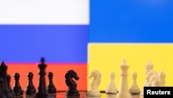 Претседателот на САД Џо Бајден рече дека Русија ќе се соочи со „тешки последици“ ако изврши инвазија врз Украина, вклучувајќи економски санкции, кои би го вклучувале лично и Путин