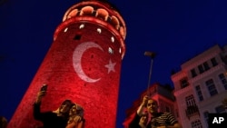 人们在土耳其标志性的加拉塔桥塔照相（2016年7月30日）