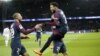 L’attaquant brésilien du Paris Saint-Germain, Neymar (à droite), son coéquipier français Layvin Kurzawa (centre en bas) du Paris Saint-Germain et Kylian Mbappe jubilent après un but lors du match du championnat français contre et Marseille (OM) au Parc de
