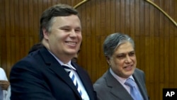 آئی ایم ایف کے علاقائی مشیر کیفری فرانکس اور پاکستان کے وفاقی وزیرِ خزانہ اسحاق ڈار (فائل فوٹو)