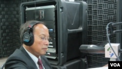 2012年，柬埔寨政府发言人在美国之音金边播音室接受采访。（资料照片）