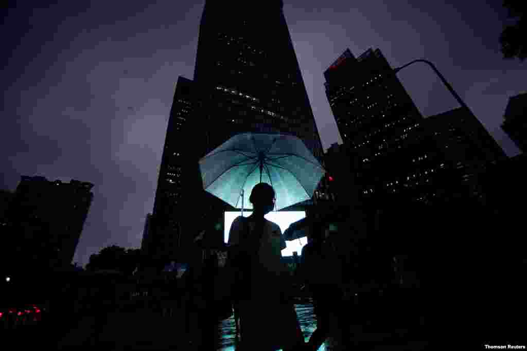 중국 상하이 푸동의 루지아주이 금융가에서 신종 코로나바이러스 예방을 위해 마스크를 쓴 여성이 걷고 있다.