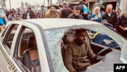 یک مرد فلسطینی در بحبوحه نبردهای جاری بین اسرائیل و گروه شبه نظامی حماس، خودروی آسیب دیده خود را در رفح، جنوب غزه، می‌راند - ۲ دی ۱۴۰۲