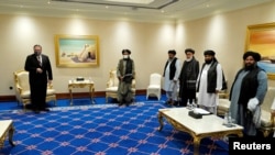 کۆبوونەوەی مایک پەمپـێیۆ وەزیری دەرەوەی ئەمەریکا لەگەڵ شاندی وتووێژکاری تاڵیبان لە دۆحەی پایتەختی قەتەر، 21 ی مانگی دەی ساڵی 2020