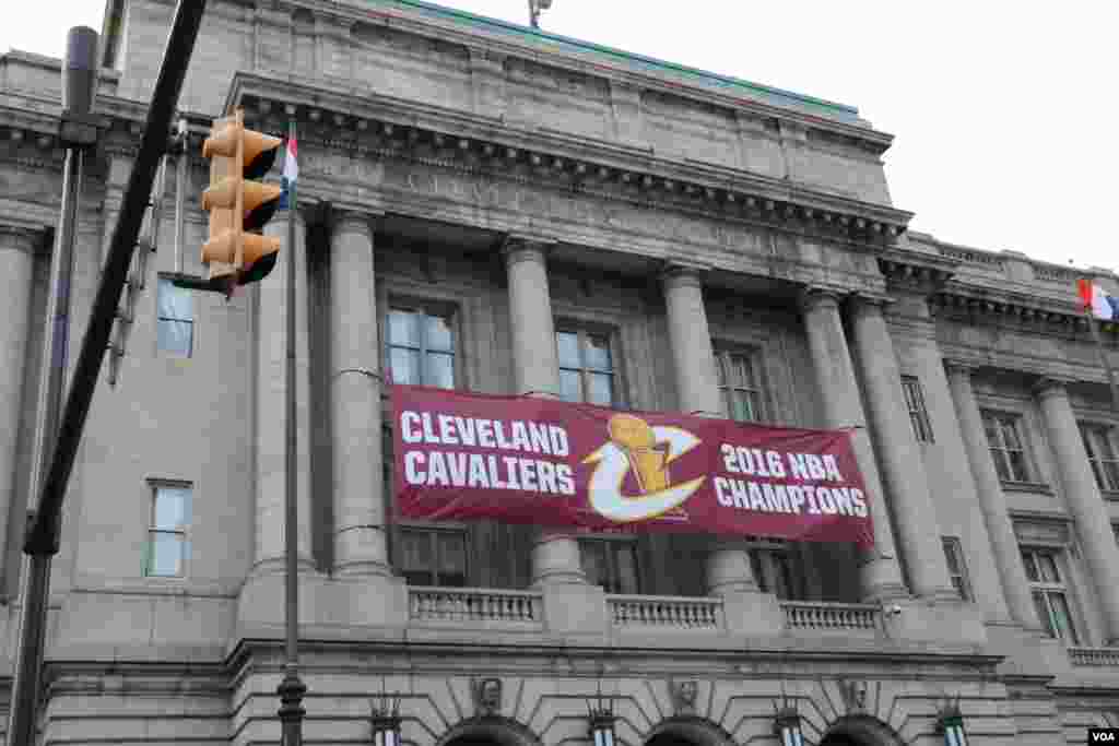 باشگاه کلیولند کاوالیرز از شهر کلیولند امسال قهرمان لیگ ملی بسکتبال امریکا شد و این نوشته به همین مناسبت در شورای شهر نصب شده است.