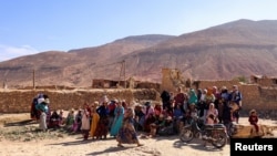 摩洛哥一个村庄的地震幸存者在等待援助。（2023年9月11日）