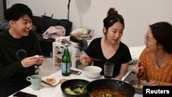 三名在悉尼大学读书的中国留学生在回国前聚餐（路透社2020年8月8日）