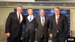 新加坡驻美大使米尔普里（右二） (美国之音莉雅拍摄)