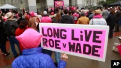 Rassemblement pour commémorer le 45e anniversaire de la décision de la Cour suprême sur le droit à l'avortement, le 22 janvier 2018, à Sacramento, en Californie.