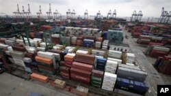 成千上万的集装箱在上海港待运（资料照片）