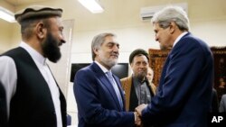 کرزی در دیدار با عبداله عبداله کاندیدای معترض در محل سفارت آمریکا در کابل