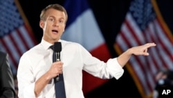 에마뉘엘 마크롱 프랑스 대통령이 지난 25일 워싱턴 DC에 소재한 조지 워싱턴대학교에서 학생들을 상대로 연설하고 있다. 