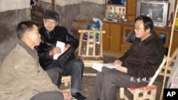 刘飞跃(右一)实地调查失地农民的情况(资料图片)