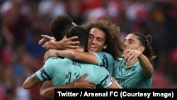 Un niño observa un tanque de guerra ruso destruido en una exposición de vehículos militares rusos en el centro de Kiev, Ucrania, el 21 de mayo de 2002.&nbsp;