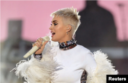 کیتی پری یکی دیگر از هنرمندانی بود که اجرا داشت.