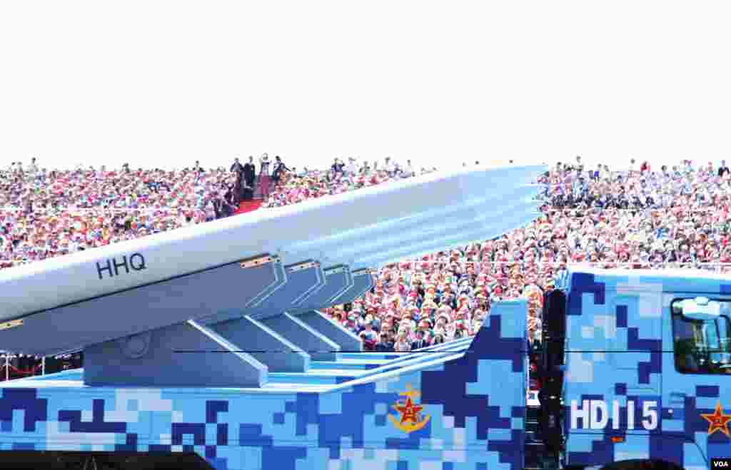 中国在9.3大阅兵上展示了国产现役武器装备，其中84%为首次公开亮相。（美国之音东方拍摄）