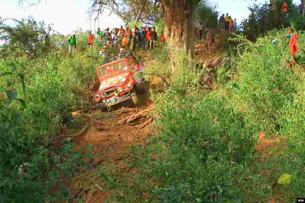 Car 15, the Benchwarmers, attempts the &quot;Gauntlet,&quot; one of the most difficult sections of Rhino Charge, June 2, 2012. The majority of spectators come to the Gauntlet to watch this difficult maneuvering. (VOA/Jill Craig)