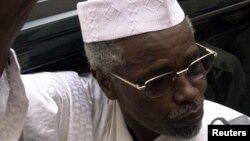 Former Chadian President Hissène Habré talks to media as he leaves a court in Dakar, Senegal, November 25, 2005. 