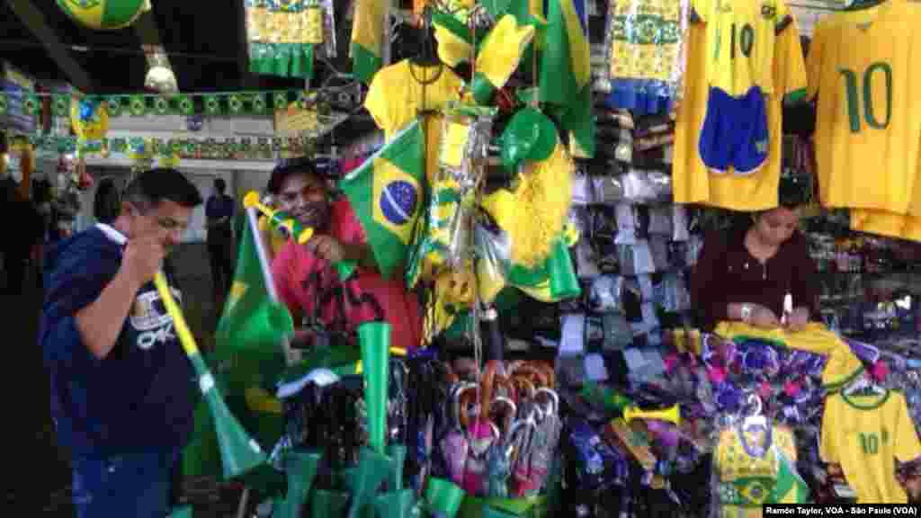 2014 브라질 월드컵 개막을 앞둔 11일 상파울로의 거리에서 상인들이 월드컵 기념품과 응원 도구를 팔고 있다.