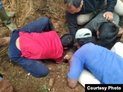 Situasi penyelamatan dan evakuasi empat anak-anak yang tertimpa tanah longsor kompilasi sedang bermain di Cicurug, Sukabumi, Jawa Barat, Kamis sore (10/1). (Foto courtesy: Pusdalops BPBD Sukabumi)