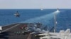 Sebuah helikopter lepas landas dari kapal induk USS Abraham Lincoln saat melintasi Selat Hormuz (foto: dok). Kapal induk AS itu meninggalkan wilayah Timur Tengah. 
