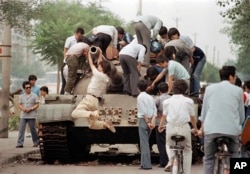 1989年6月9日安门广场镇压后，人们攀上的废弃的坦克