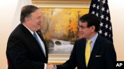 폼페오 미 국무장관과 고노 다로 일본 외상이 지난해 10월 도쿄에서 만나 회담에 앞서 악수하고 있다. 