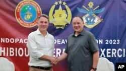 资料图：菲律宾国防部长吉尔伯特·特奥多罗（Gilberto Teodoro，右）会见到访的澳大利亚防长。（菲律宾国防部照片）