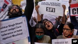 ঘৃণামূলক বক্তব্যের বিরুদ্ধে নয়াদিল্লিতে বিক্ষোভের সময় বিভিন্ন বাম সংগঠনের কর্মীরা স্লোগান দিচ্ছে। ২৭ ডিসেম্বর, ২০২১। ফাইল ছবি।